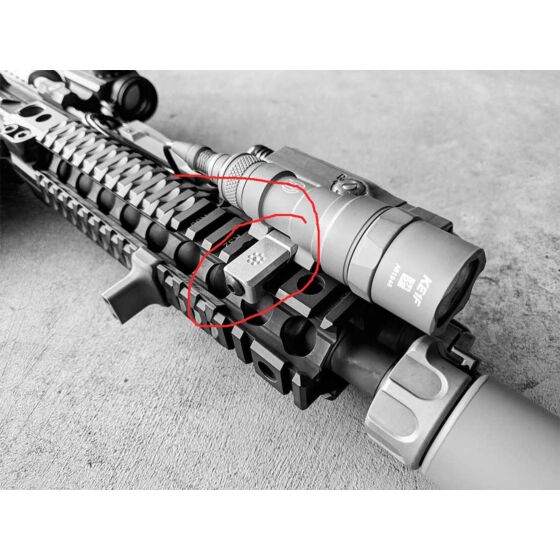Sotac porta torcia AD style per astine rail 20mm (nera)